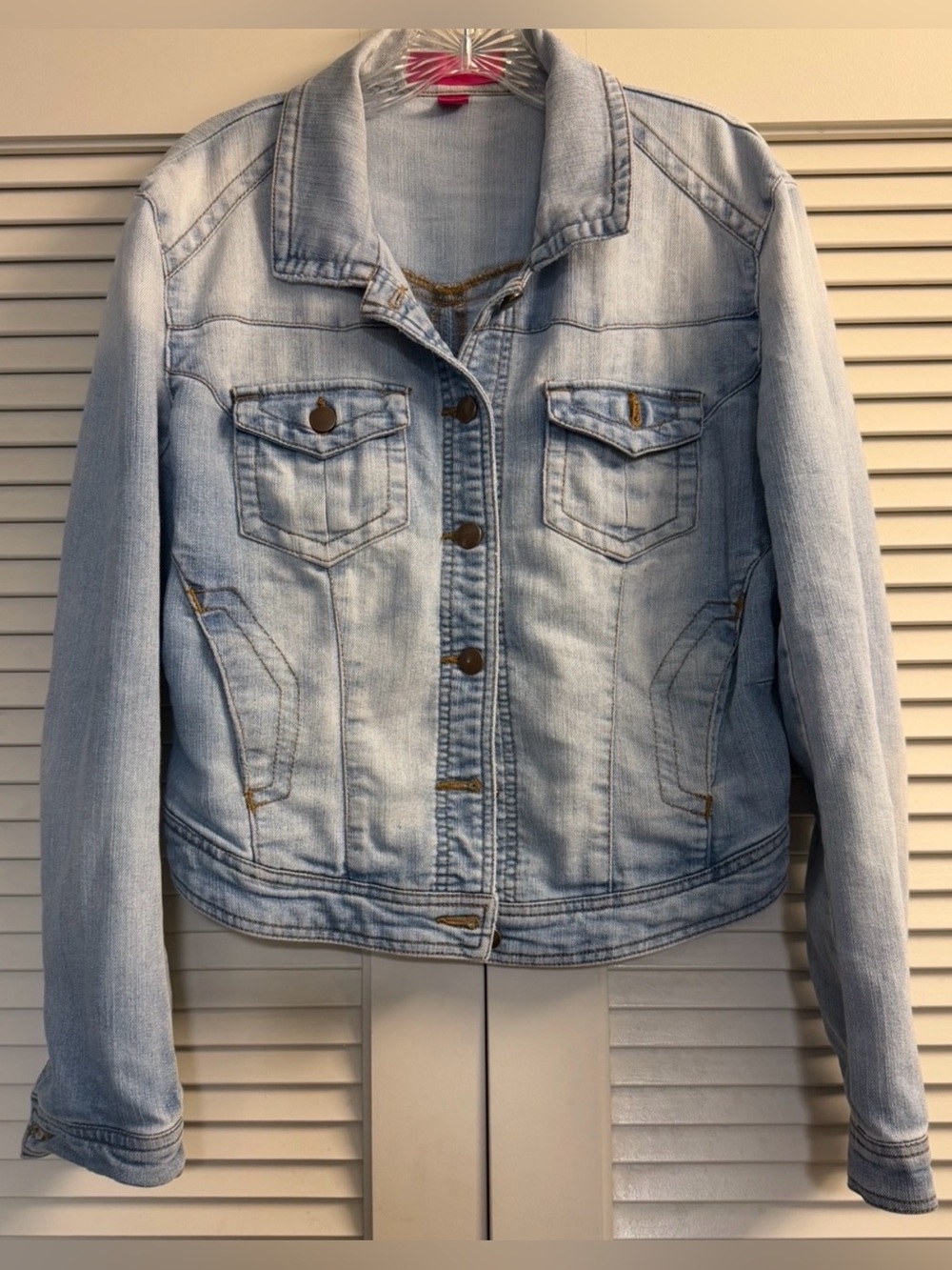 Tinseltown Light Wash Denim Jacket cropped - Women's M